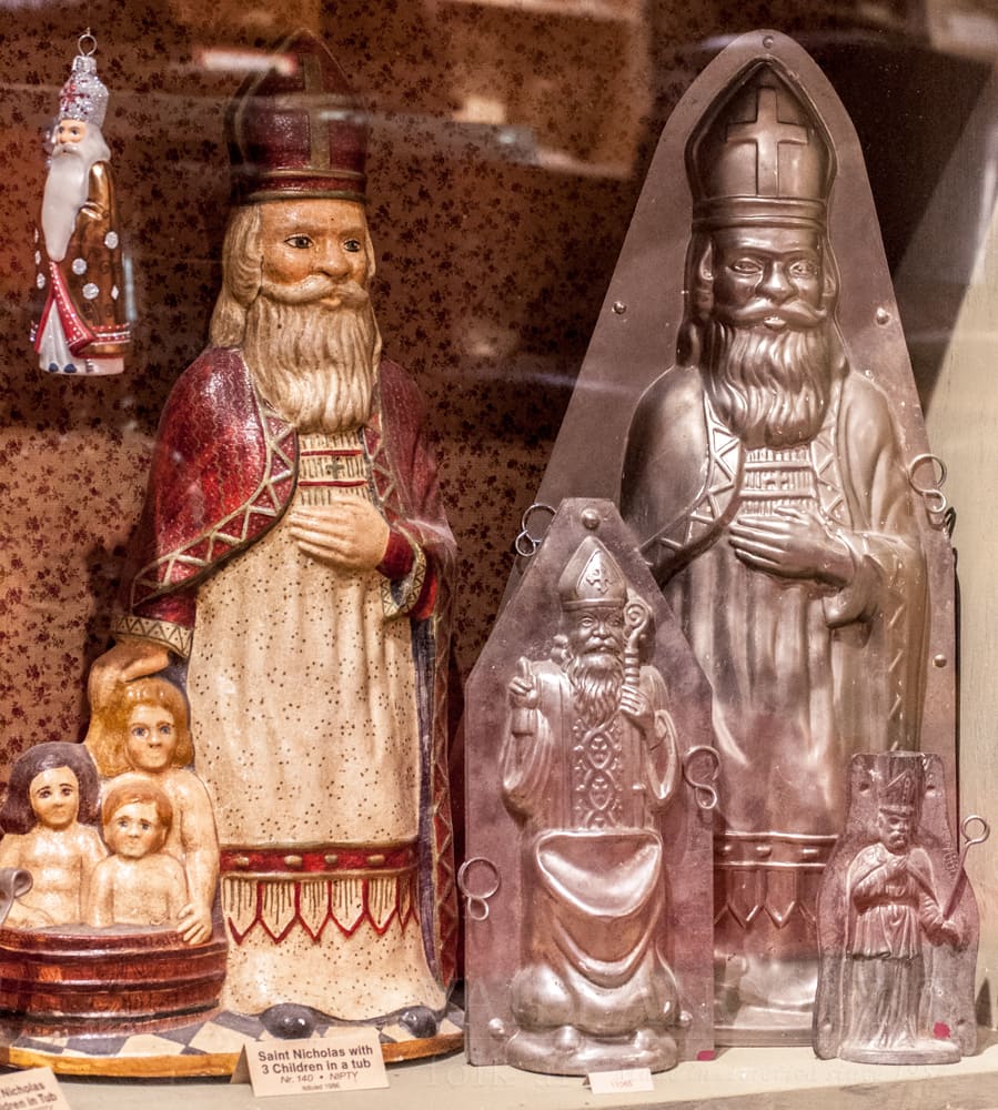 Statement Chalkware with matching mould