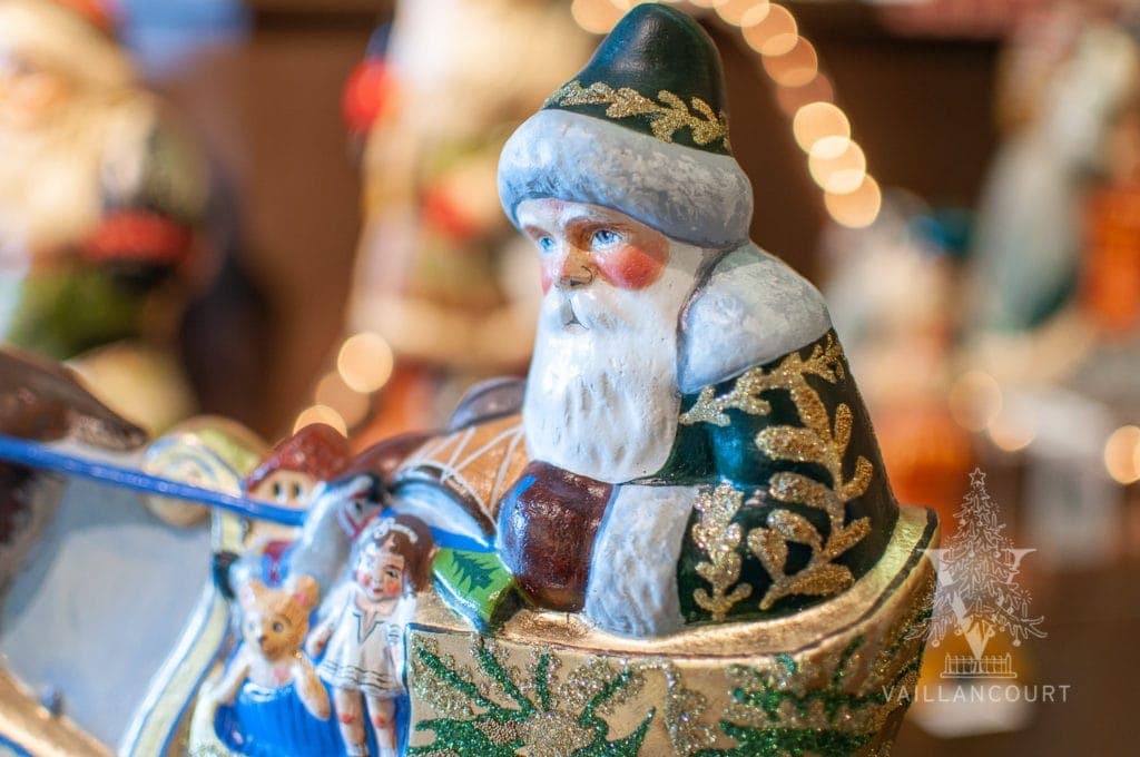 Details of the Large Embellished Santa in Golden Sleigh, VFA Nr. 17084