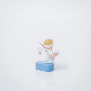 Marguerite Angel Sitting with Tree Topper